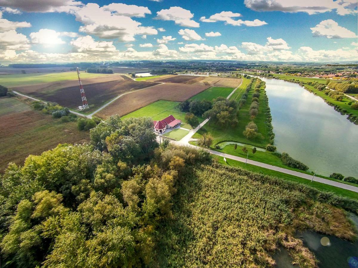 Tiszavilag Pihenohaz Hotel ทิสซาเคชเค ภายนอก รูปภาพ