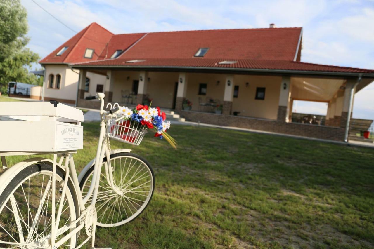 Tiszavilag Pihenohaz Hotel ทิสซาเคชเค ภายนอก รูปภาพ